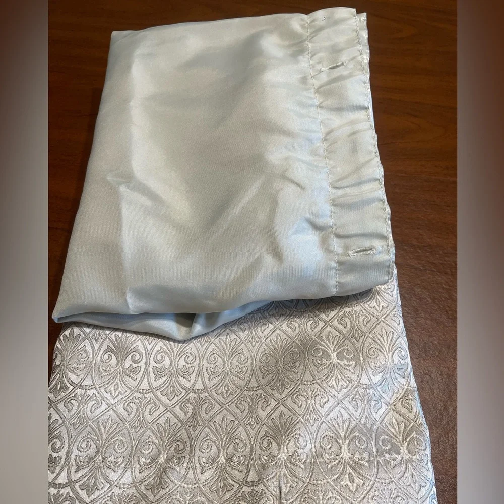 Classic Cream Damask Jacquard Shower Curtain w/fabric liner